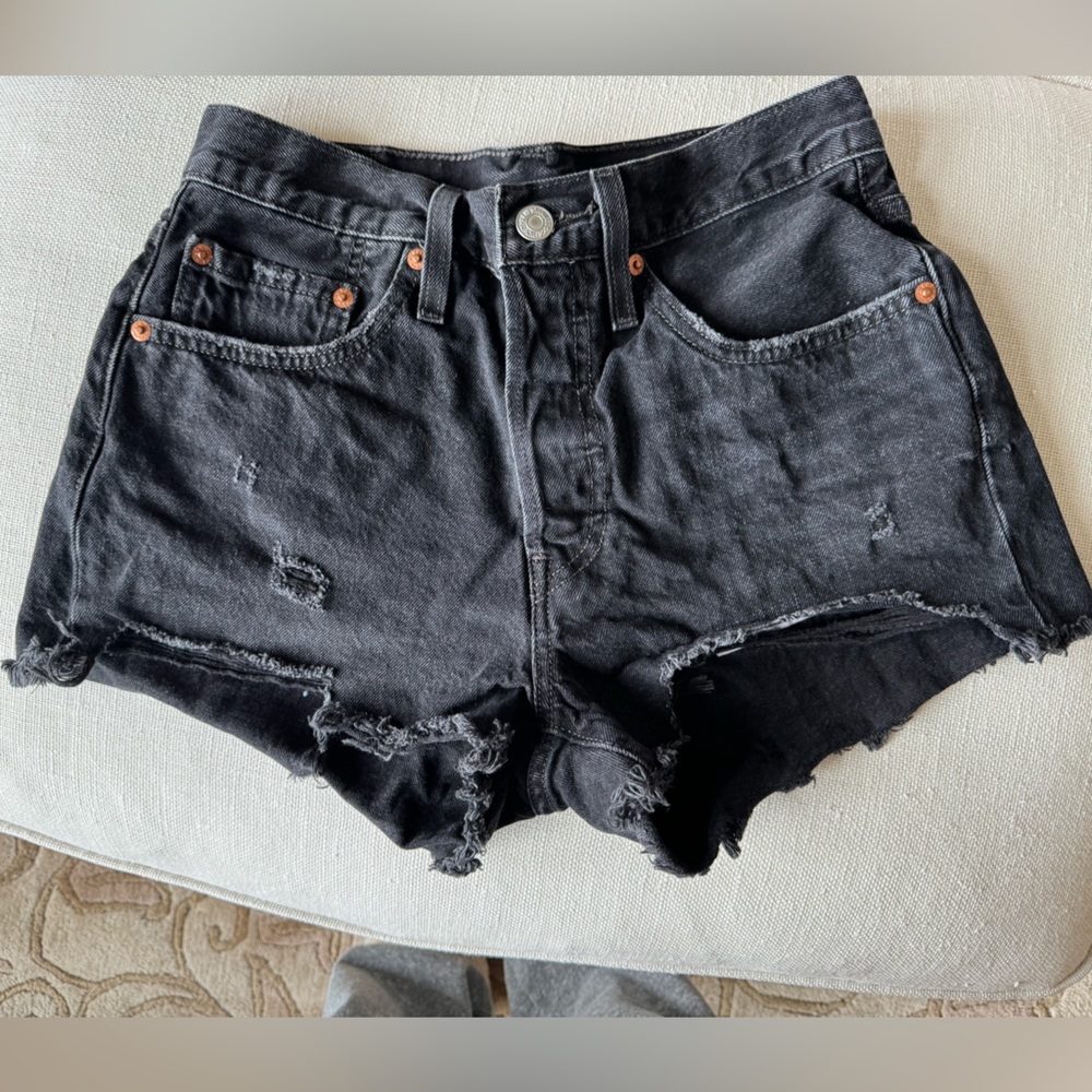 Black Levi’s shorts